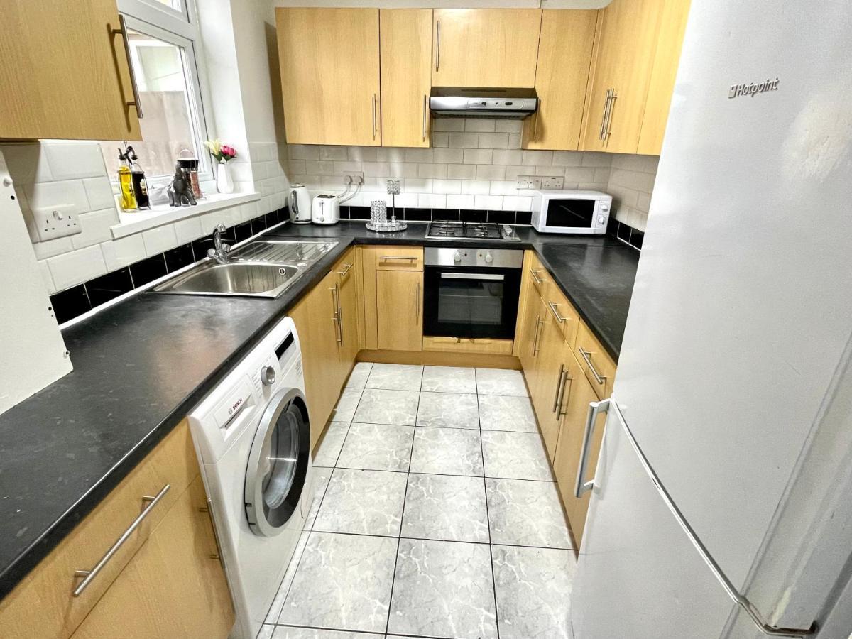 4 Bedrooms House, 3 Bathrooms , Separate Reception, Full Kitchen, Garden, Parking Londen Buitenkant foto