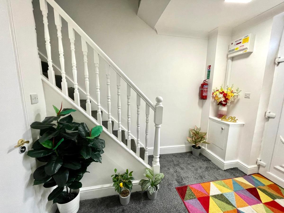 4 Bedrooms House, 3 Bathrooms , Separate Reception, Full Kitchen, Garden, Parking Londen Buitenkant foto
