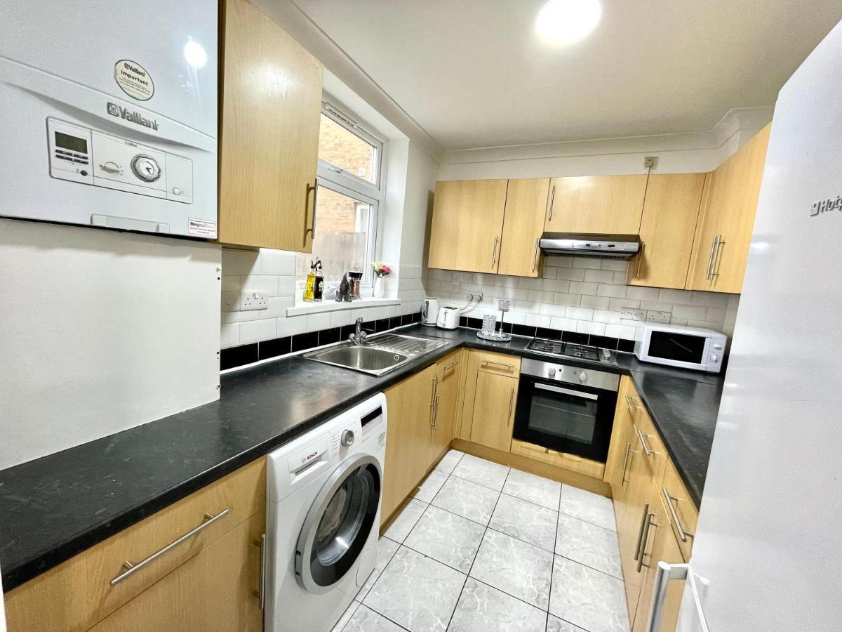 4 Bedrooms House, 3 Bathrooms , Separate Reception, Full Kitchen, Garden, Parking Londen Buitenkant foto