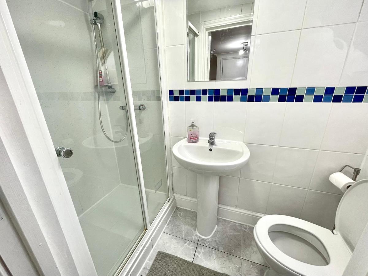 4 Bedrooms House, 3 Bathrooms , Separate Reception, Full Kitchen, Garden, Parking Londen Buitenkant foto