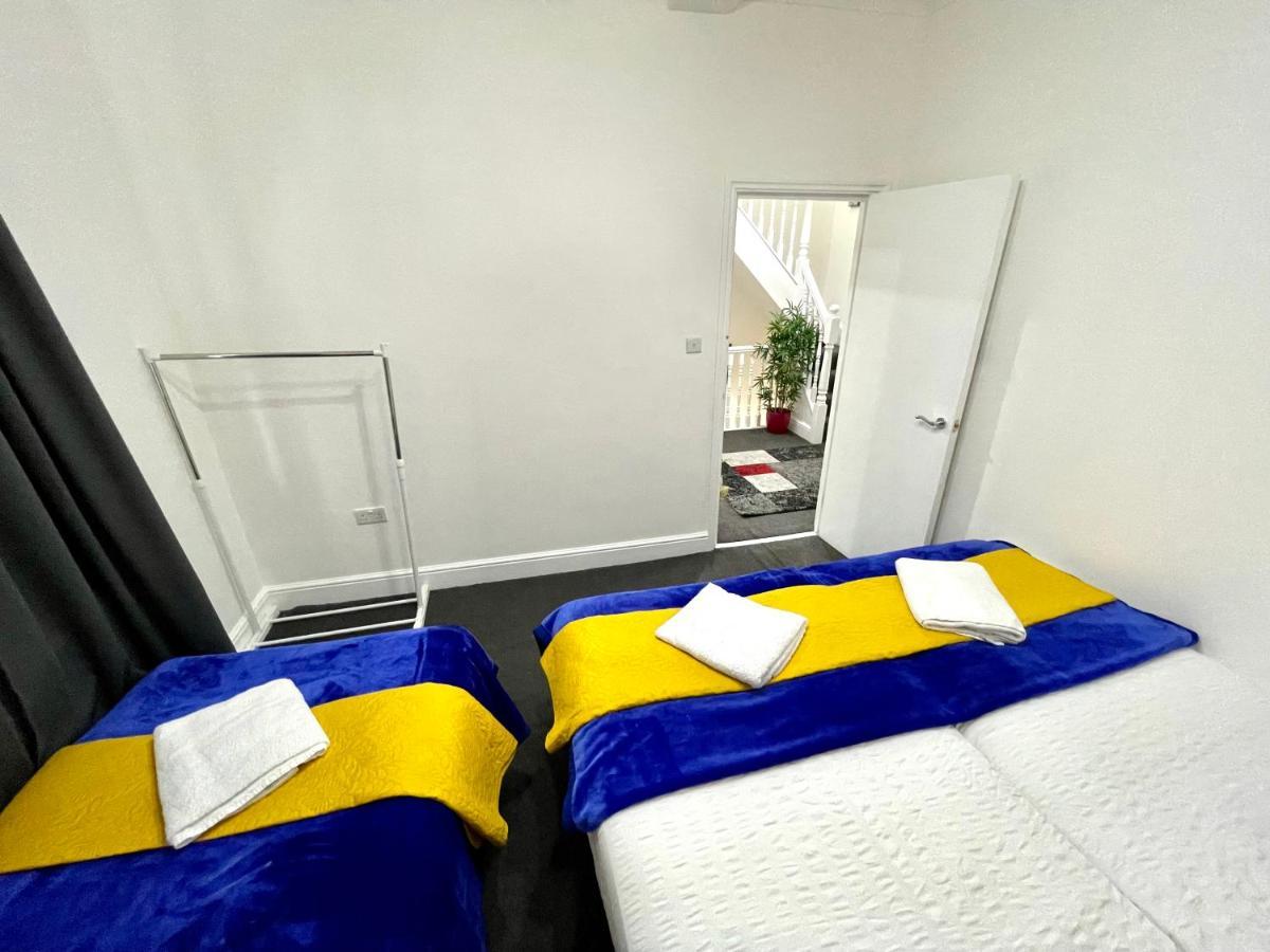 4 Bedrooms House, 3 Bathrooms , Separate Reception, Full Kitchen, Garden, Parking Londen Buitenkant foto