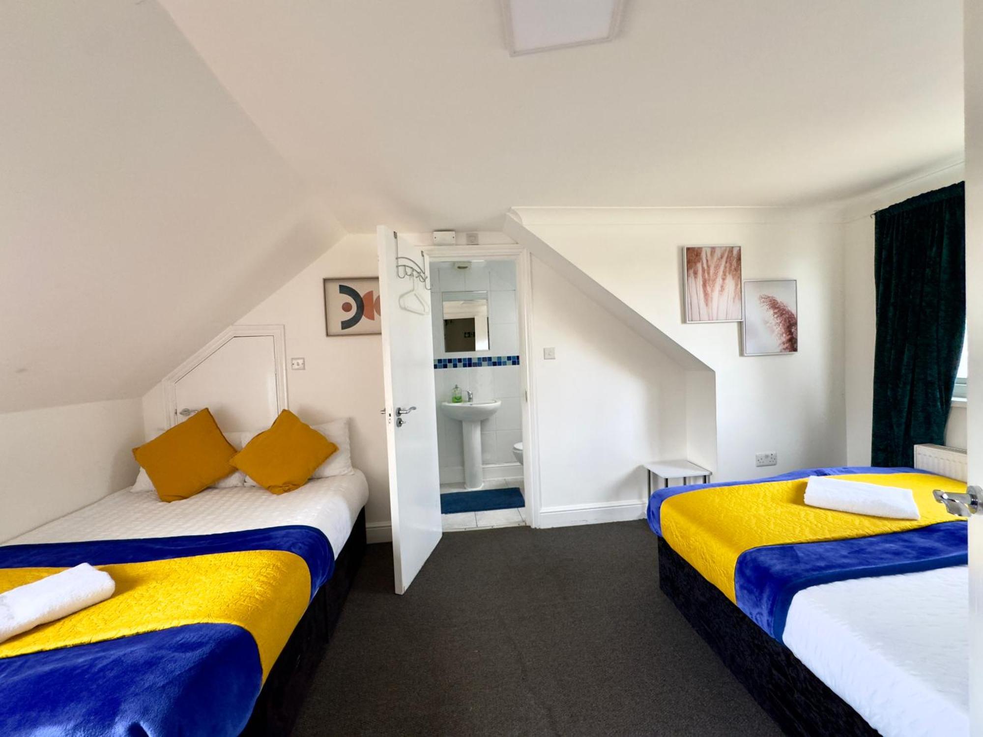 4 Bedrooms House, 3 Bathrooms , Separate Reception, Full Kitchen, Garden, Parking Londen Buitenkant foto
