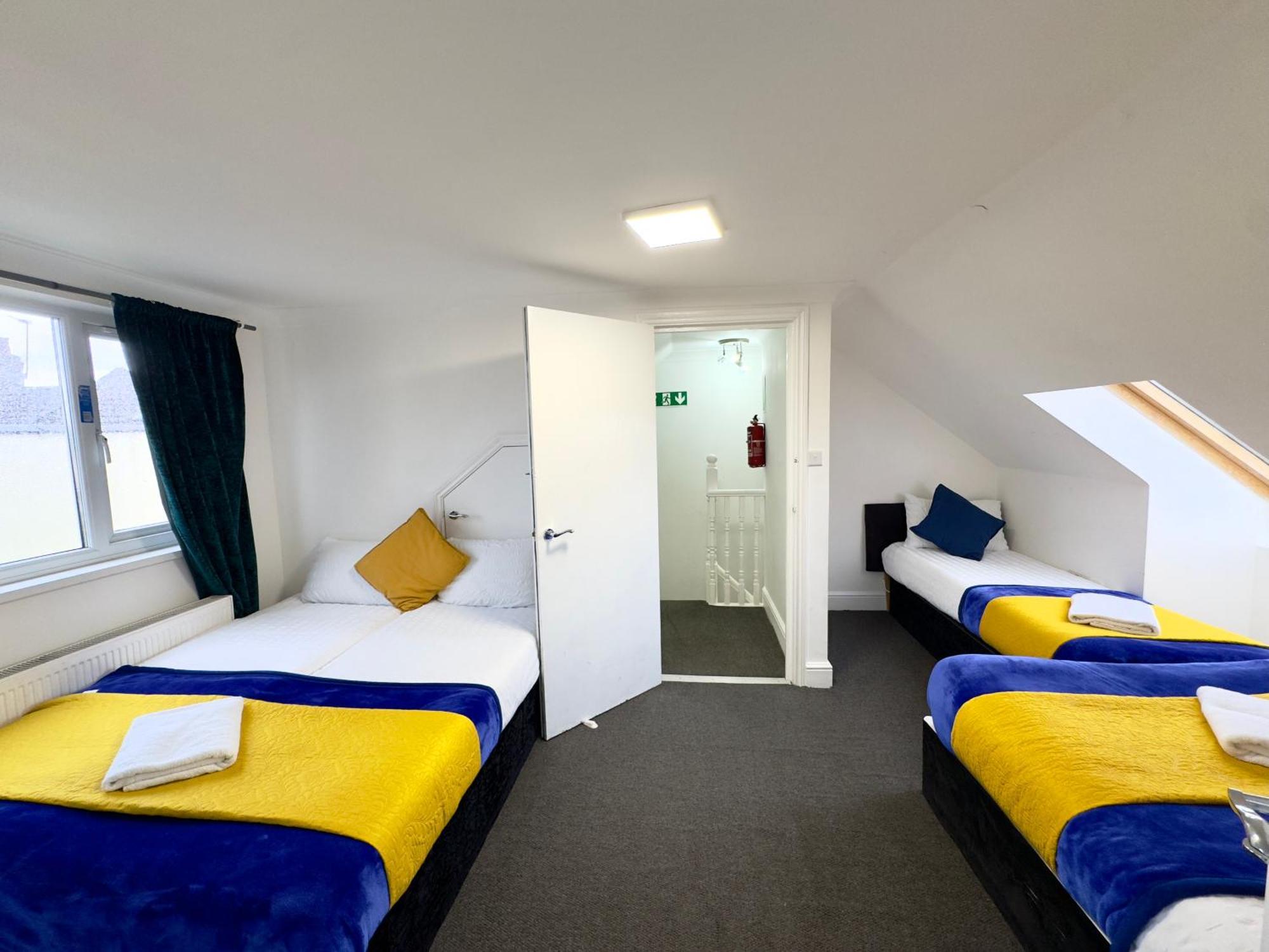 4 Bedrooms House, 3 Bathrooms , Separate Reception, Full Kitchen, Garden, Parking Londen Buitenkant foto